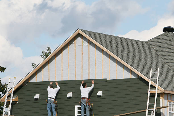 Professional Siding Contractor technician working in Abingdon, IL